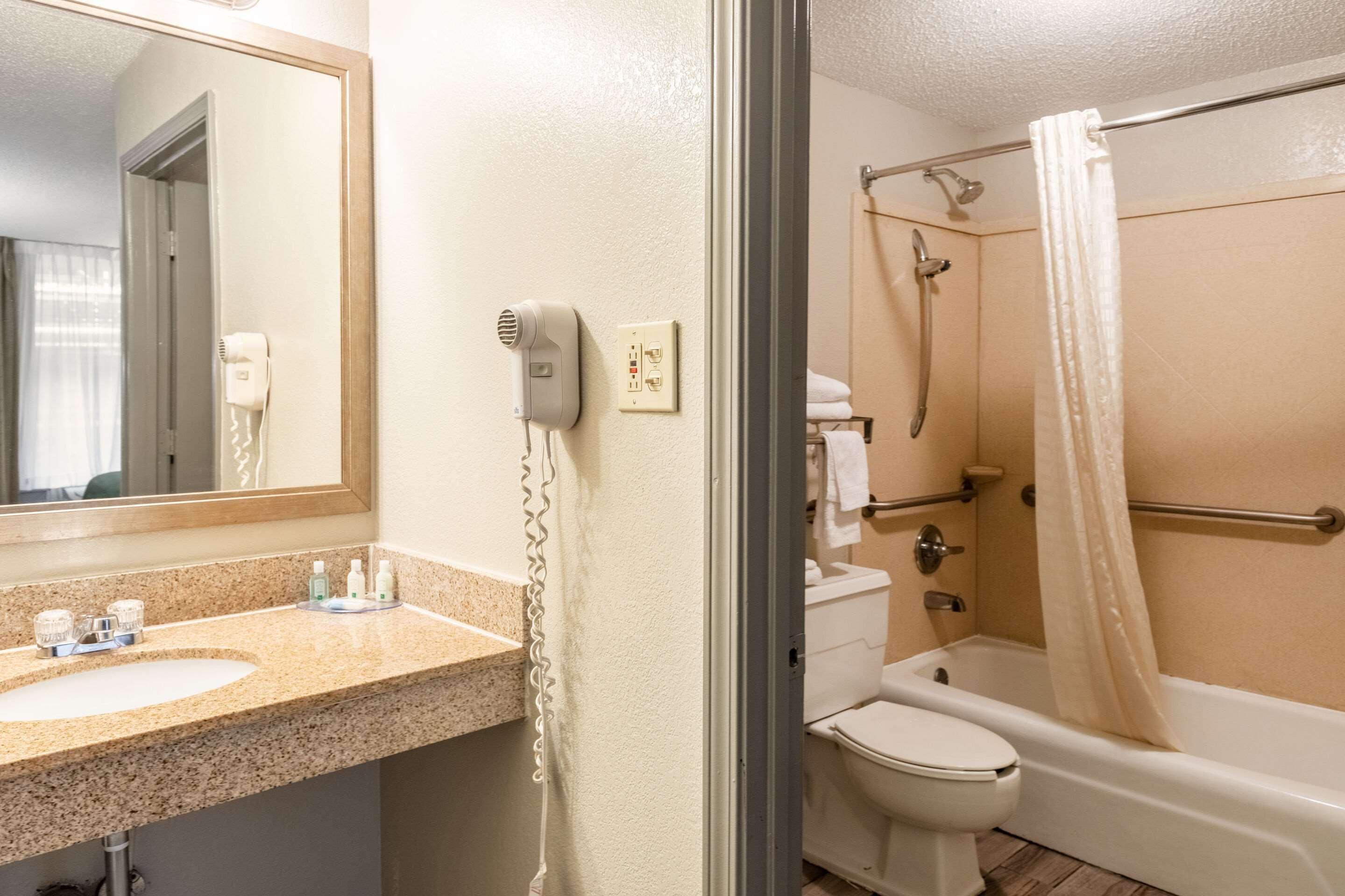 Quality Inn Newport Luaran gambar