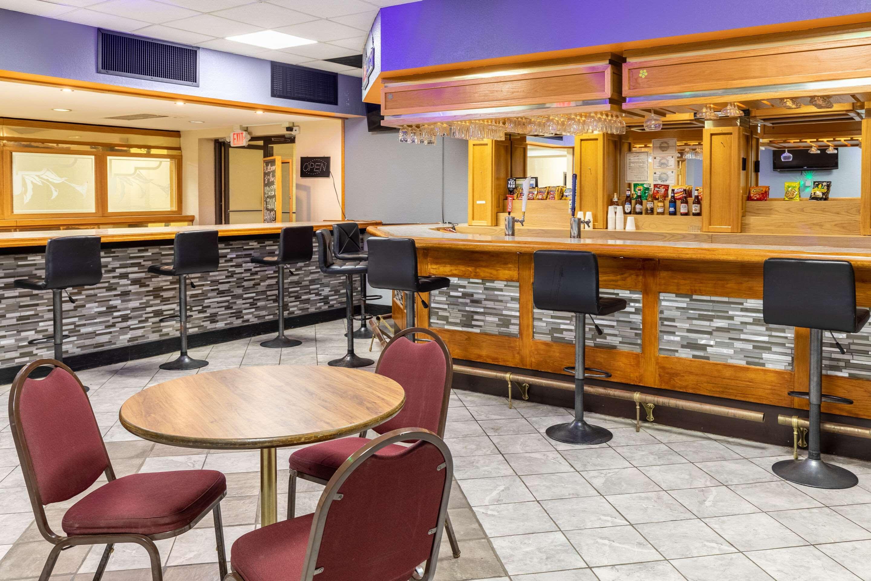 Quality Inn Newport Luaran gambar